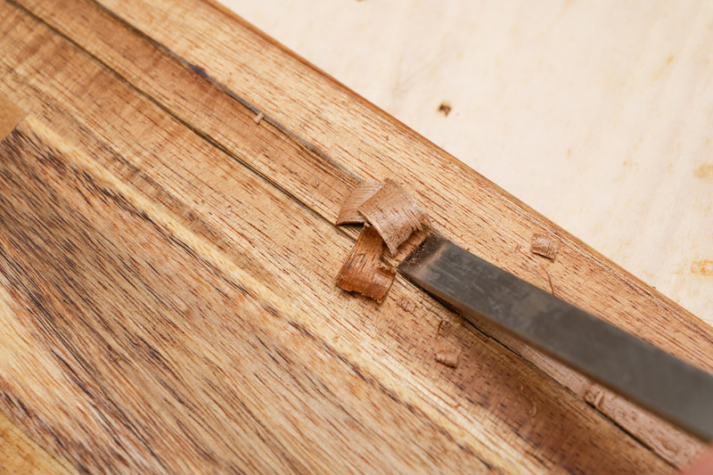 木工用ノミで溝を作る