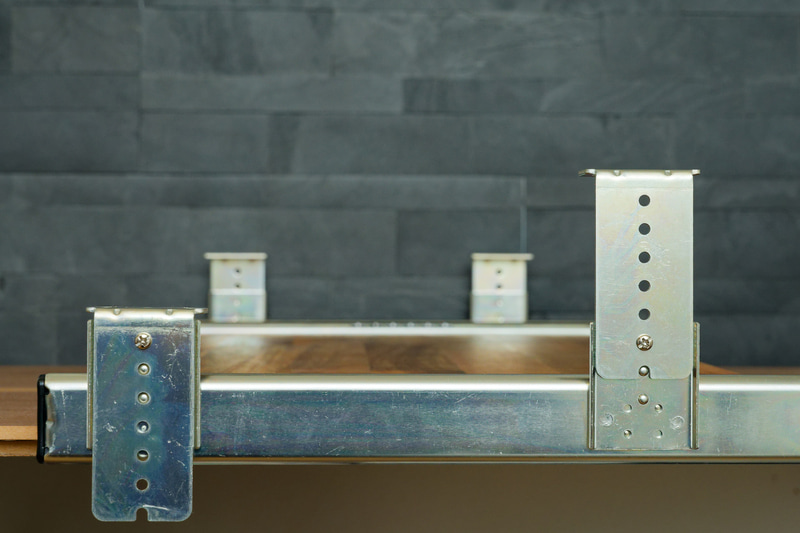 ブラケットは固定するねじ穴の位置を変えることで高さ調整可能な仕組み