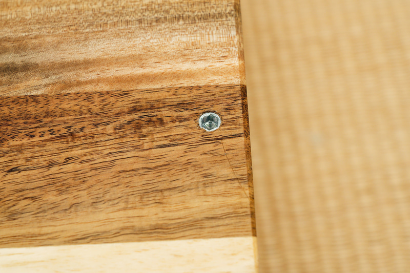 鬼目ナットをねじ込む