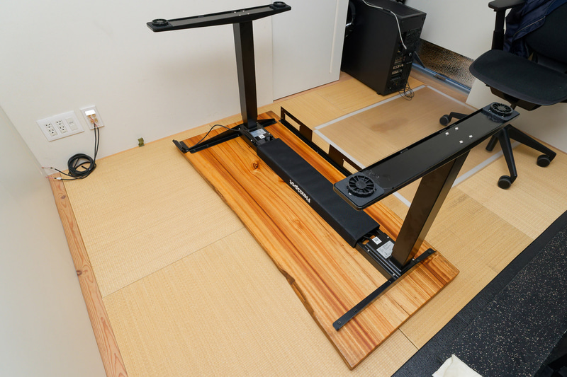 続いてデスク側の加工へ。デスク周りを片付けてひっくり返すまでが大変