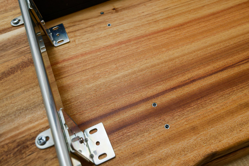 引き出し側と同じように鬼目ナットをセット