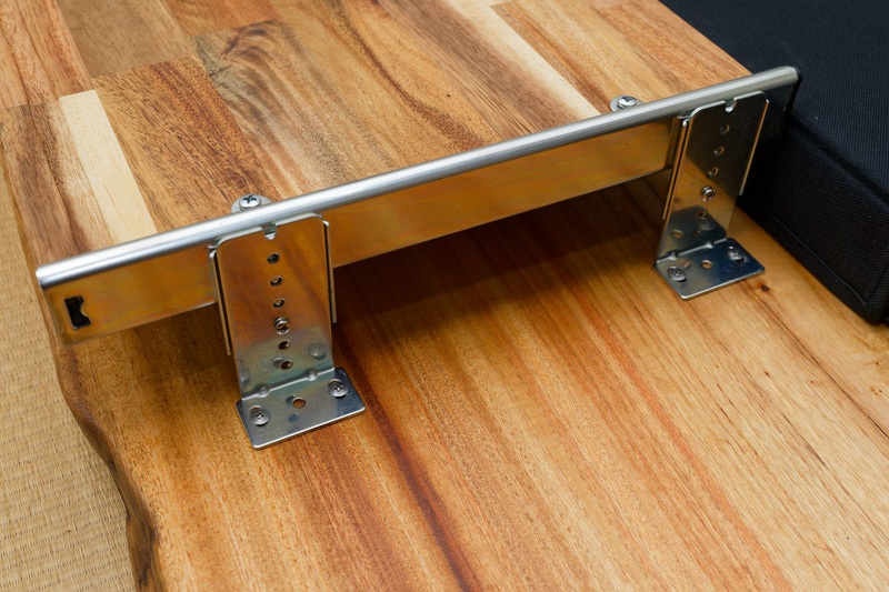 片側を4本のねじで固定