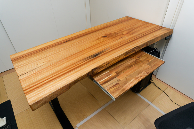 一瞬で引き出してデスクスペースを拡張できる