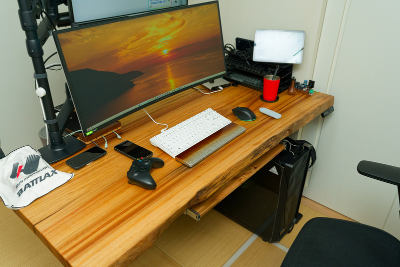 通常だとデスク上にキーボード・マウスを置くのでスペースに余裕はないが……