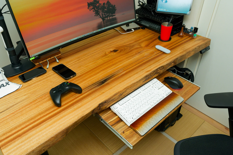 引き出しにキーボード・マウスを置くようにすればデスクが広く使える