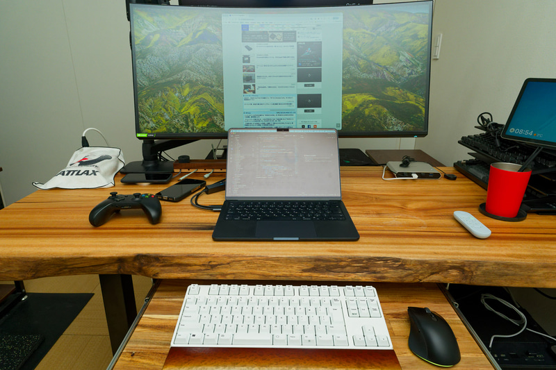 ノートPCと外部モニターを使いつつ、手前の引き出しで外部キーボードとマウスも活用