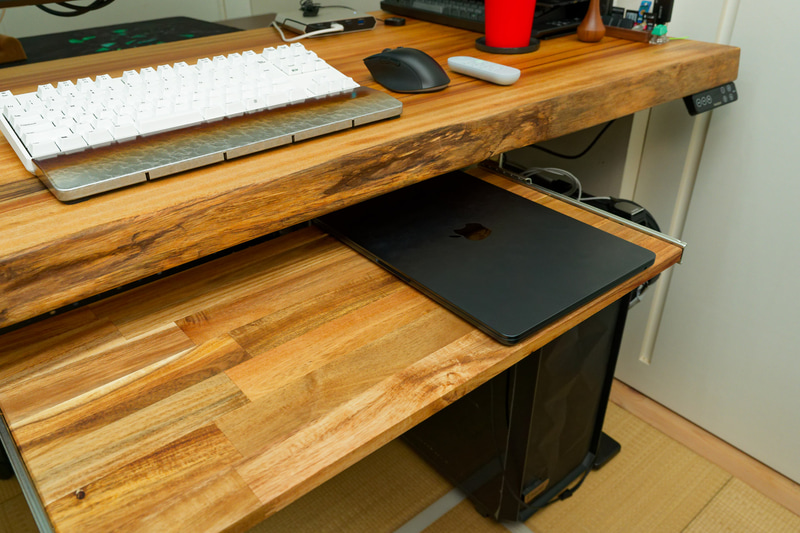 ノートPCをクラムシェルで使っているなら、引き出しはわりとベストなポジション