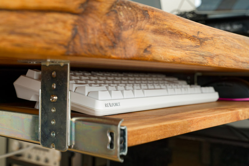 引き出し高さが55mmだと、このようにメカニカルキーボードもマウスもちょうどいい感じに収まる