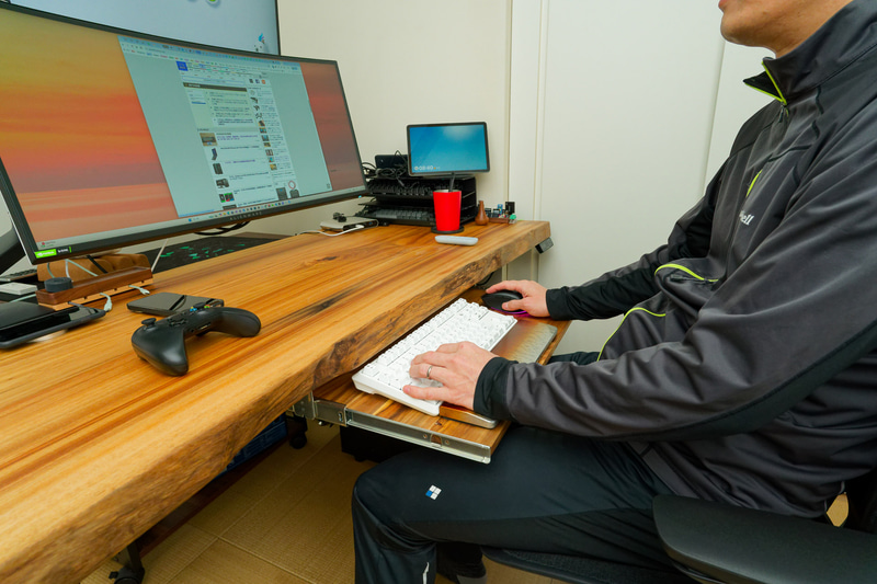 太もも周りが窮屈になったのでデスクを2cm上げ、椅子の高さも少し調整した