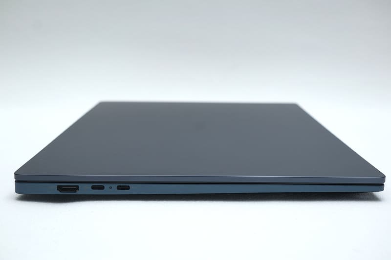 左側面はにUSB 3.2 Gen 2 Type-C(DisplayPort Alt ModeおよびUSB PD給電対応) 2基、HDMI 2.1