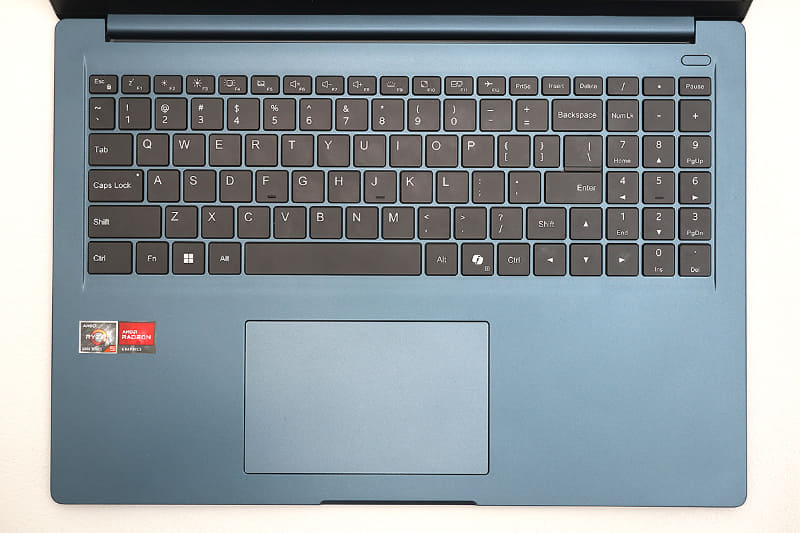 キーボードはテンキー付き。配列のクセは少なめだが、テンキーはもう少し離してほしかった気もする