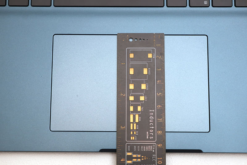 タッチパッドは約125×78mmで大きめ。かなり余裕がある