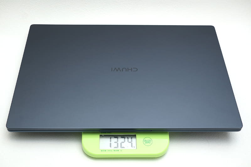 重量は公称1.35kgとなっている。実測1.325kgでわずかに軽かった