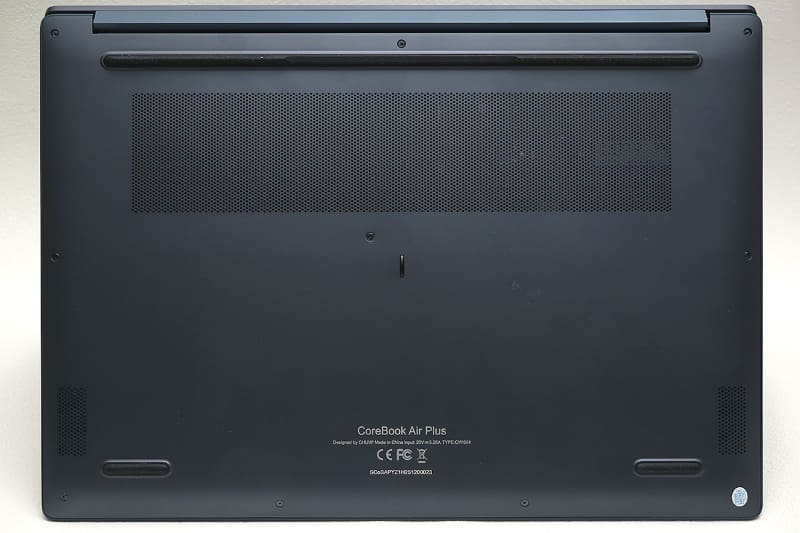 底面もアルミニウム合金製。ゴム脚は大きめで滑りにくい