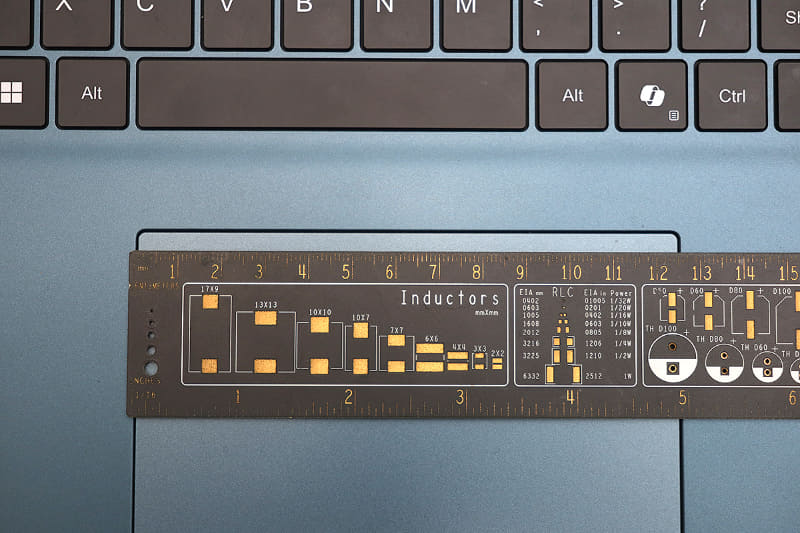 タッチパッドは約125×78mmで大きめ。かなり余裕がある