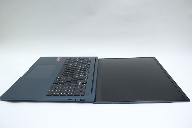 液晶は180度まで開く。この価格帯で実現しているのはめずらしい