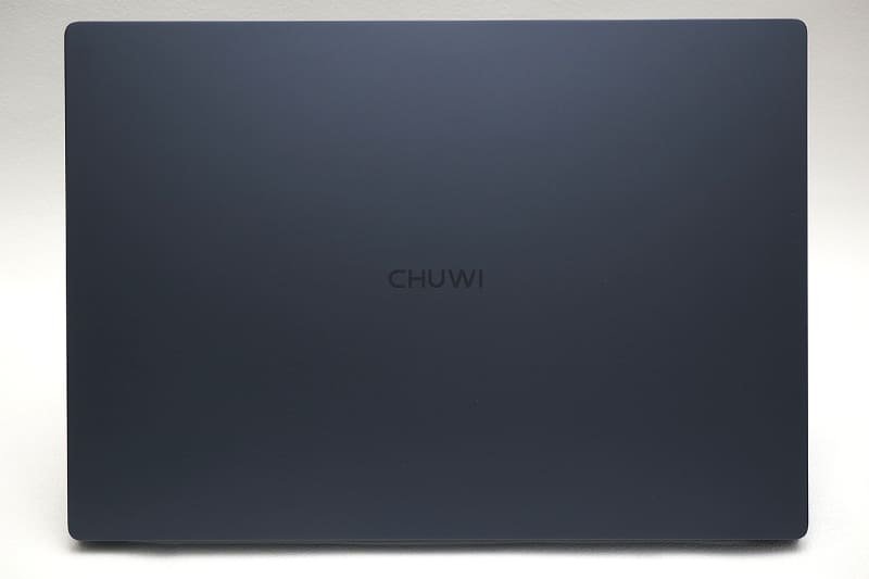 天板と底面はに陽極酸化処理とサンドブラスト加工を施したアルミニウム合金。ロゴもさりげない感じだ