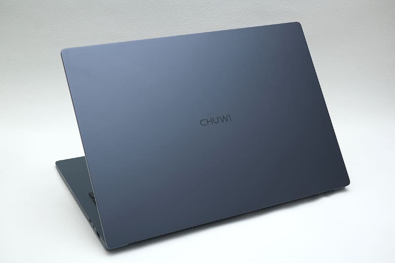 天板と底面はに陽極酸化処理とサンドブラスト加工を施したアルミニウム合金。ロゴもさりげない感じだ