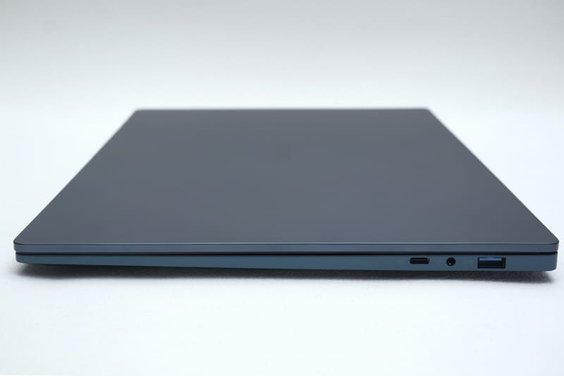 右側面はUSB 2.0 Type-C、3.5mm音声入出力、USB 3.2 Gen 1