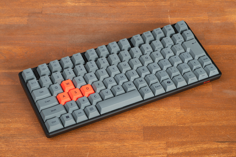 キーボードは「<a href="https://www.mouse-jp.co.jp/store/bto_customize/mouse_keyboard.aspx#gtune_keyboard?utm_source=pcwatch&utm_medium=content-text&utm_campaign=2601_pcwt_gtune_set&utm_content=pr" class="n" target="_blank">G TUNE ラピッドトリガーキーボード</a>」(型番: GMK82)。70%サイズのコンパクトタイプでUSB有線接続だ。名前の通り、ラピッドトリガーを採用する