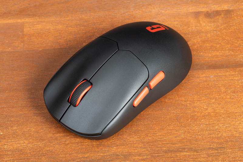 マウスは「G TUNE ワイヤレスゲーミングマウス」(型番: G38)。ワイヤレス(2.4GHz)対応ながら38gの超軽量ボディを実現している。有線(USB)の接続も可能だ