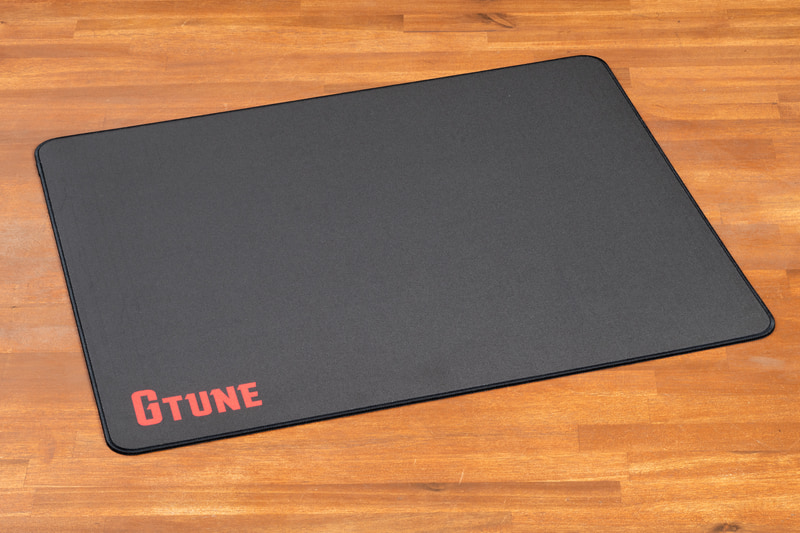 マウスパッドは「<a href="https://www.mouse-jp.co.jp/store/bto_customize/mousepad.aspx?utm_source=pcwatch&utm_medium=content-text&utm_campaign=2601_pcwt_gtune_set&utm_content=pr" class="n" target="_blank">G TUNE オリジナルマウスパッド</a>」(型番: Alpha cell Hard -L)。摩擦の少ないサラッとした生地を採用し、マウスをスムーズに操作できる。裏面は激しいゲームプレイでもズレにくい超高密度ウレタン素材の「アルファセル」を採用