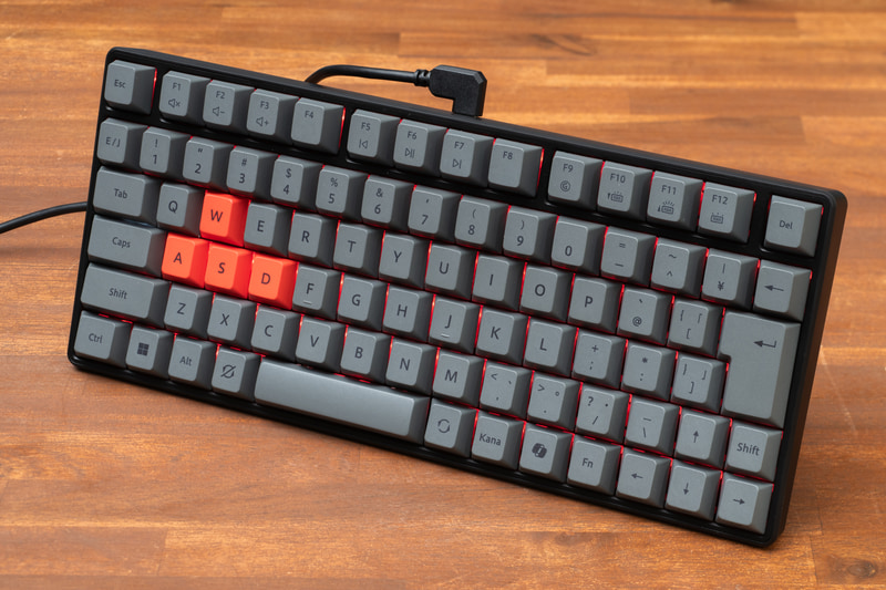 RGB LEDのバックライトを内蔵