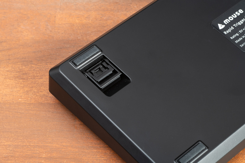 角度は底面のスタンドによって3段階で調整が可能だ