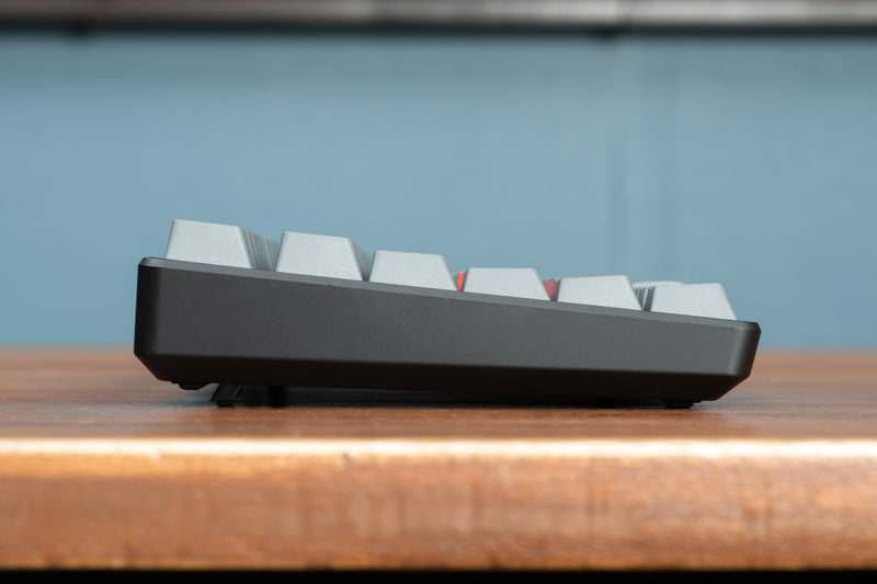 角度は底面のスタンドによって3段階で調整が可能だ