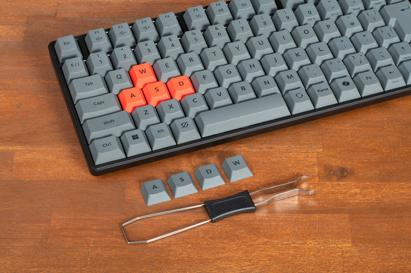 WASDキーは標準だと赤のキーキャップだが、グレーのキーキャップも付属し、交換が可能だ