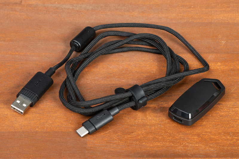 無線接続用のレシーバーと有線接続用のケーブルが付属し、どちらの接続でも使用できる