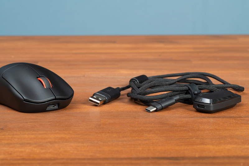 無線接続用のレシーバーと有線接続用のケーブルが付属し、どちらの接続でも使用できる