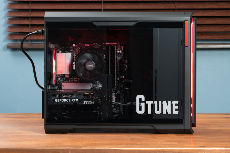 左側面は強化ガラスを採用。冷却ファンには赤色LEDが内蔵されており、ブラック&レッドのG TUNEカラーリングをさらに引き立てる