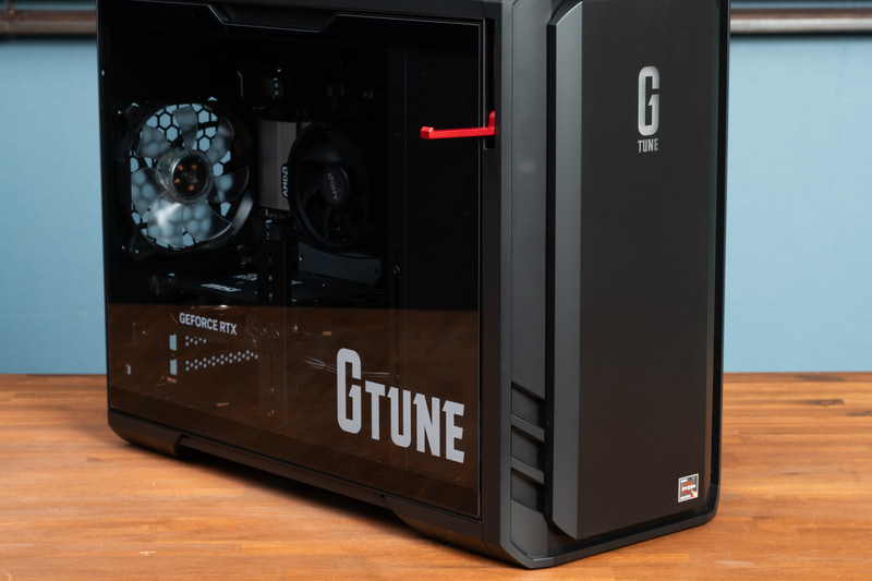 ヘッドフォン用のフックもある