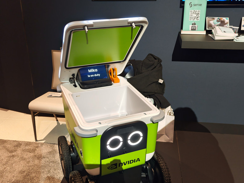 Software DefinedからAI Definedへという大きなトレンドが発生している。ロボットやAVはその象徴的存在。こちらのロボットはNVIDIAが同社ブースで展示したロボット