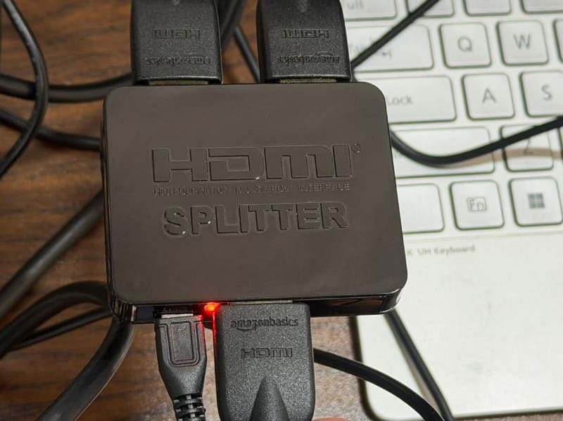 NanoKVM(Cube)で画面も表示しながら使用する場合は写真のようなHDMIを2画面に分配するスプリッターが必要だったが、NanoKVM Proからは不要になった