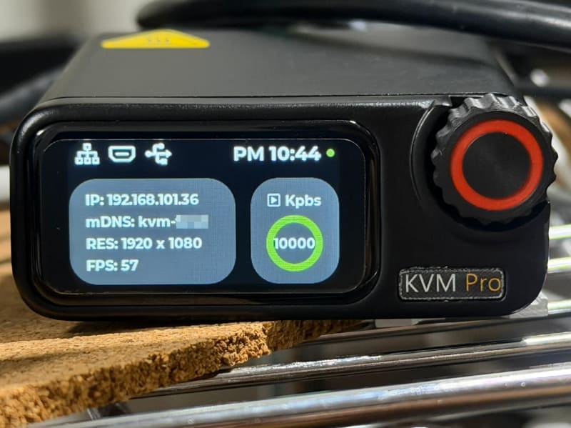 液晶画面には、IPアドレスやフレームレートなどが表示される