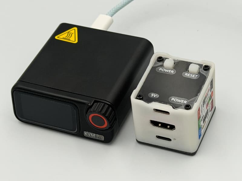 左が今回のNanoKVM Proで右が従来のNanoKVM(Cube)。NanoKVM(Cube)はディスプレイが傷だらけになることを防ぐために初期フィルムは貼ったままにしてある