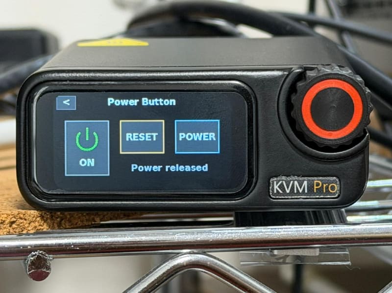 アプリ上で電源操作ができる画面。ハードウェアの制約を解決する手段としては良さそうだ