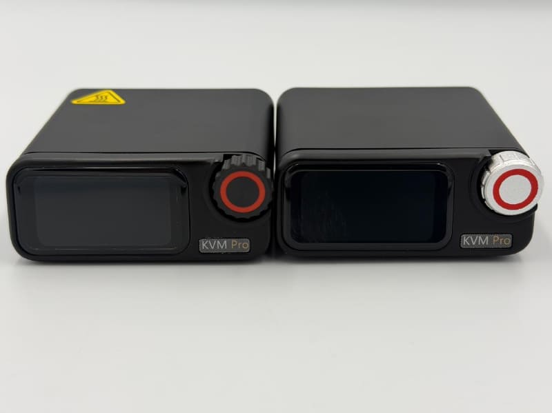 NanoKVM Proの前面。右側が初期型、左側が現行型。正面右上にあるサムホイールの色と形状が異なる