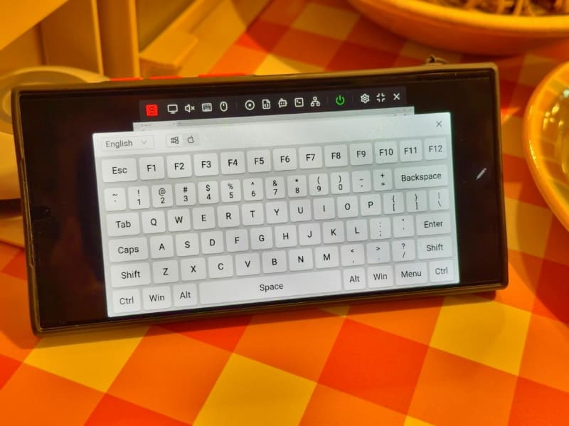 ソフトウェアキーボードが画面を占有してしまい、正直スマートフォン単体での操作性は悪い