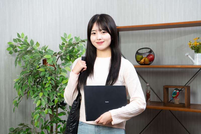 日々持ち歩くことになるノートPCは、軽く、コンパクトなものにしたい