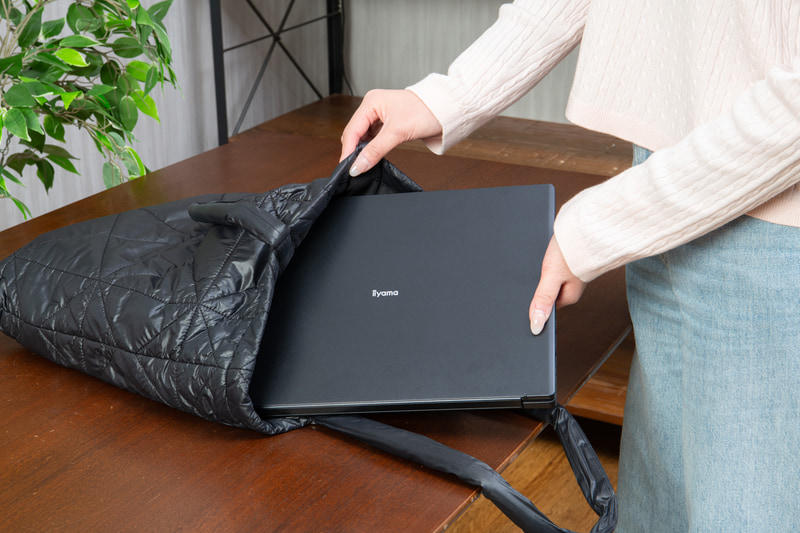 バックパックやビジネスバッグなどにも収まりがよいサイズ