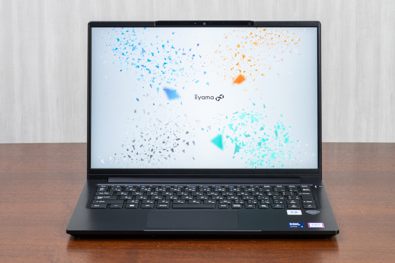 映り込みが少なく、視認性に優れる14型非光沢ディスプレイ