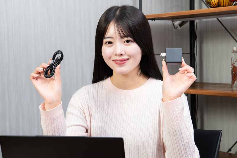 バッテリは動画再生時で8.5時間駆動なので、多くの場合ACアダプタは持ち歩かなくても大丈夫だが、小型なので持ち運んでも邪魔になりにくい