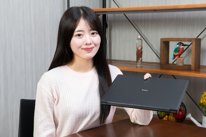 指先でつまんで持ち上げられるほど軽量な0.93kgの筐体