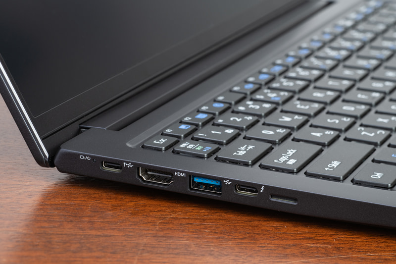 左側面にはUSB Type-C(10Gbps)、HDMI、USB Type-A(10Gbps)、Thunderbolt 4(40Gbps)