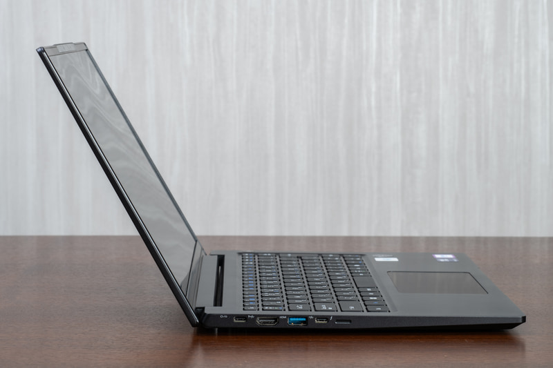 左側面にはUSB Type-C(10Gbps)、HDMI、USB Type-A(10Gbps)、Thunderbolt 4(40Gbps)