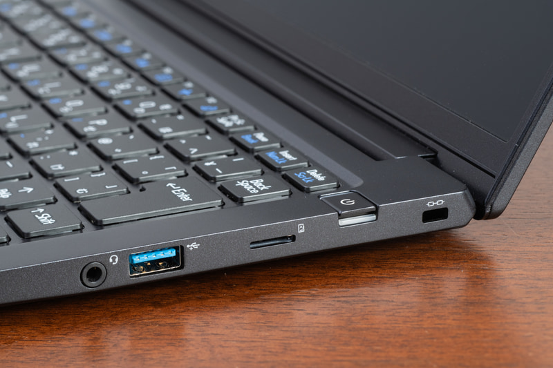 右側面にはヘッドセット端子、USB Type-A(5Gbps)、microSDカードスロット。ポートは充実している