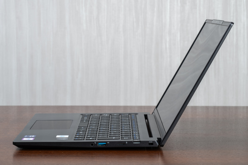 右側面にはヘッドセット端子、USB Type-A(5Gbps)、microSDカードスロット。ポートは充実している